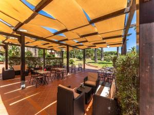 Modern house in a peaceful residence img22