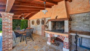 Rustic Villa Simone with outdoor pool in Porec