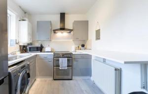 Elegant 3BR Leeds Home Sleeps 7 Crew Friendly