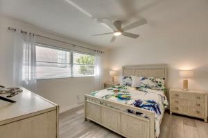 Riverview at Dolphin Drive with stunning sunsets and a short walk to the beach