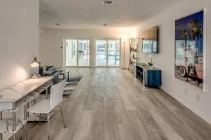 Riverview at Dolphin Drive with stunning sunsets and a short walk to the beach