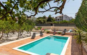 3 Bedroom Stunning Apartment In Okrug Gornji