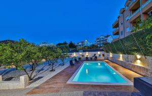 3 Bedroom Stunning Apartment In Okrug Gornji