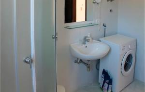 Gorgeous Apartment In Rogotin-Ploce With Wifi