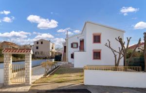 Amazing Apartment In Pag With Wifi