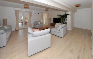 Beautiful Home In Dobropoljana