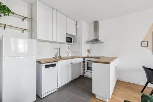 New 1BR, Balcony, 2 min station, 20 min Paris