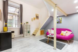 Quiet Cozy Art Apartment - City Center, Near Metro