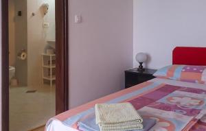 1 Bedroom Gorgeous Apartment In Rogotin-Ploce