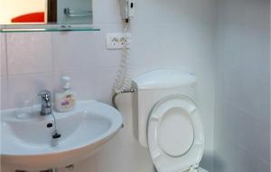 1 Bedroom Gorgeous Apartment In Rogotin-Ploce