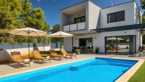 Modern villa Eva with pool and 2 bedrooms in Tar