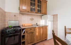2 Bedroom Cozy Apartment In Pag