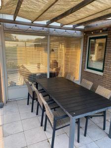 Sfeervolle vakantiewoning met grote tuin vlakbij Veerse Meer en Kamperland