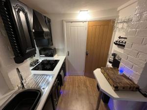 52 Blue - Cosy 1 Bed Bedsit with Kitchen & Bathroom