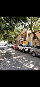 Quarto com banheiro privativo na praia do forte e garagem disponível com quintal