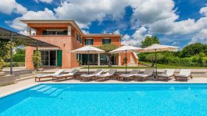 Beautiful Villa Village with tennis court in Tinj