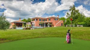 Beautiful Villa Village with tennis court in Tinj