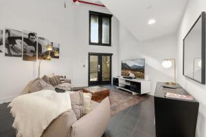 Rock Star On West-IN Entertainment District