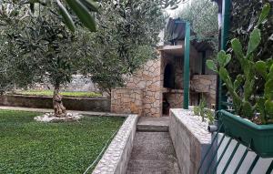 Stunning Apartment In Duce With Wifi