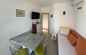 Stunning Apartment In Duce With Wifi