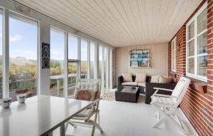 3 Bedroom Beach Front Home In Blåvand