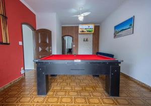 Casa com Piscina e Churrasqueira a 220 m da Praia