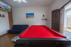 Casa com Piscina e Churrasqueira a 220 m da Praia