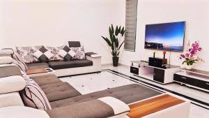 16-20pax Happiness Villa near JPO Kulai KTV BBQ Pool Table TV Game Kid Pool Mahjong
