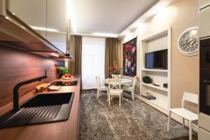 White LUX apartments next to the Old town with free parking