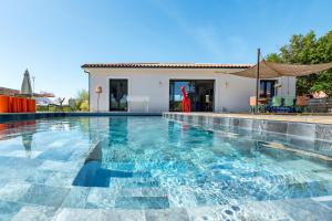 Villa contemporaine avec piscine