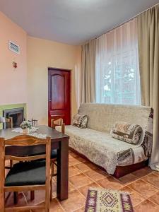 Fireplace Apartment near Bus & Train Station