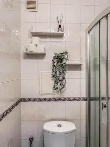 Fireplace Apartment near Bus & Train Station