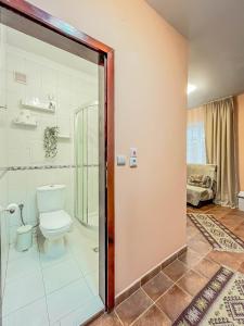 Fireplace Apartment near Bus & Train Station