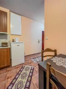 Fireplace Apartment near Bus & Train Station