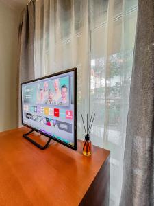 Fireplace Apartment near Bus & Train Station