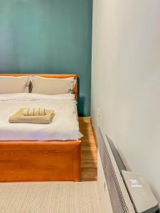 Fireplace Apartment near Bus & Train Station