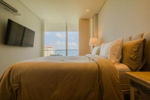 Modern apt with 2 BR BBQ and views