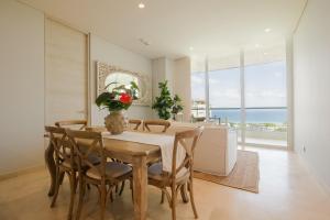 Modern apt with 2 BR BBQ and views