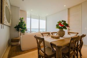 Modern apt with 2 BR BBQ and views