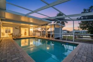 Harbo Haven - Waterfront Oasis and Heated Pool Family