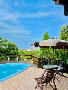 Chalé de 2 dormitórios com piscina e churrasqueira