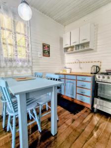 Chalé de 2 dormitórios com piscina e churrasqueira