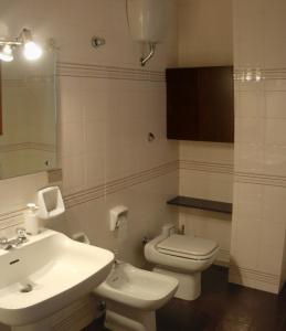 white flowers camera quadrupla con garage privato in centro