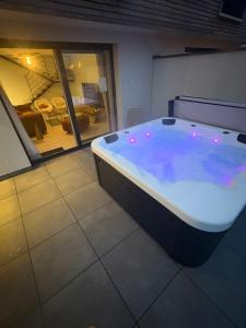 Villa Bulle Dorée & Jacuzzi privé au cœur du centre touristique et thermal face Snowworld