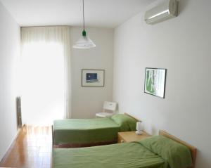 white flowers camera quadrupla con garage privato in centro