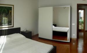 white flowers camera quadrupla con garage privato in centro