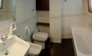 white flowers camera quadrupla con garage privato in centro