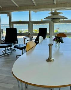 Magical Front Row Sea Views At Anslet Beach