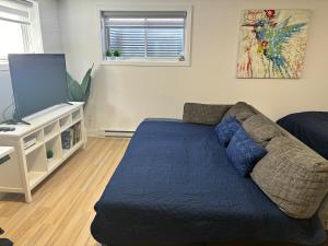 Private Basement Suite, Fully Equipped & Parking