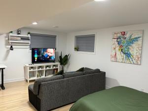 Private Basement Suite, Fully Equipped & Parking